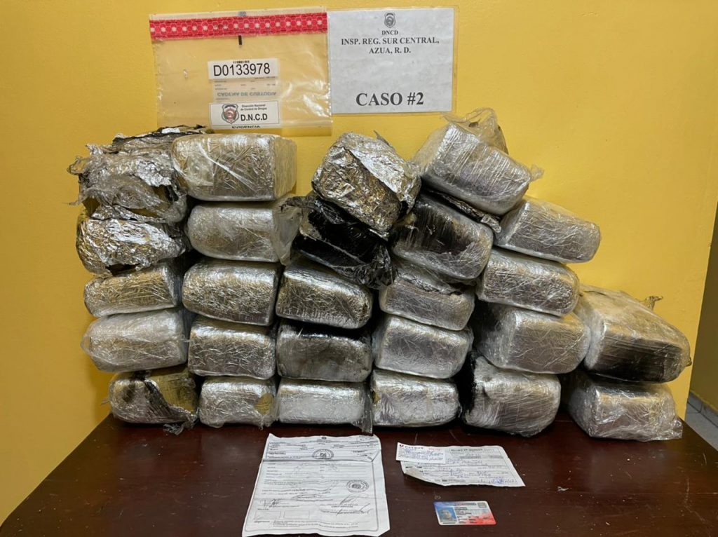 DNCD ocupa 128 libras de marihuana en una camioneta abandonada en Azua